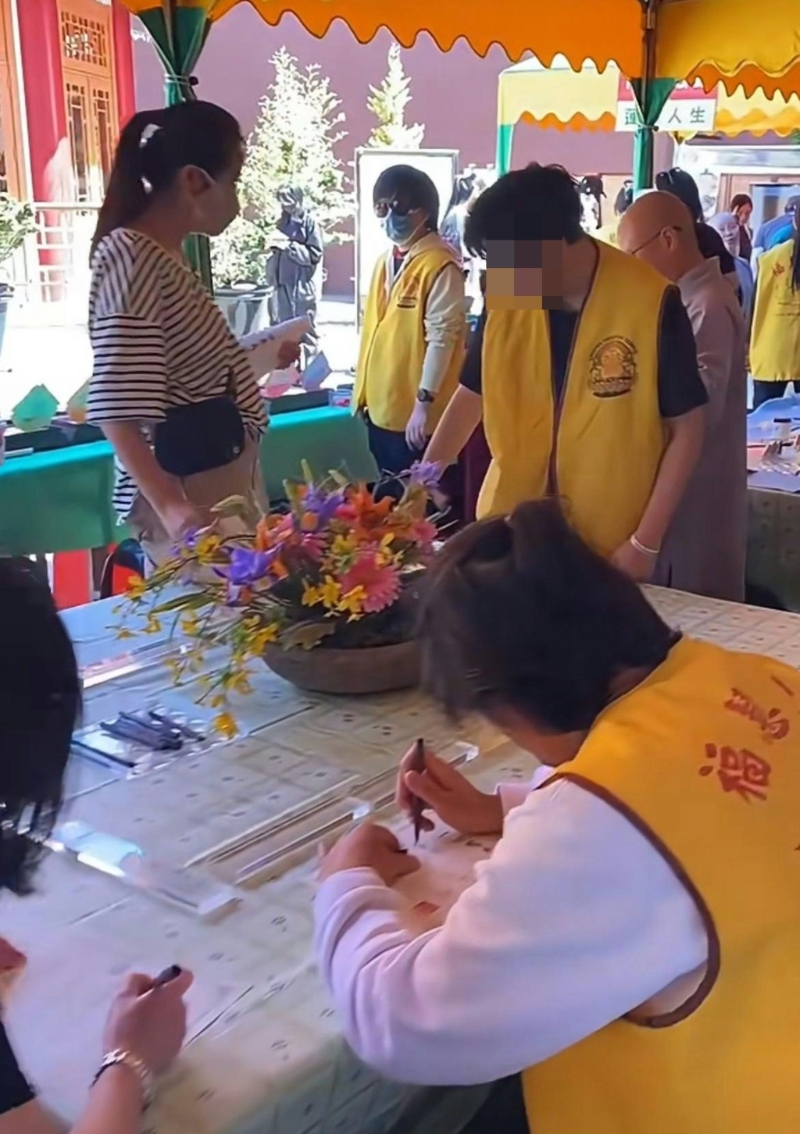 日前有段片见到王祖贤与众人正在抄写经文，当王祖贤站起时却被指有大肚腩如同怀孕妇人